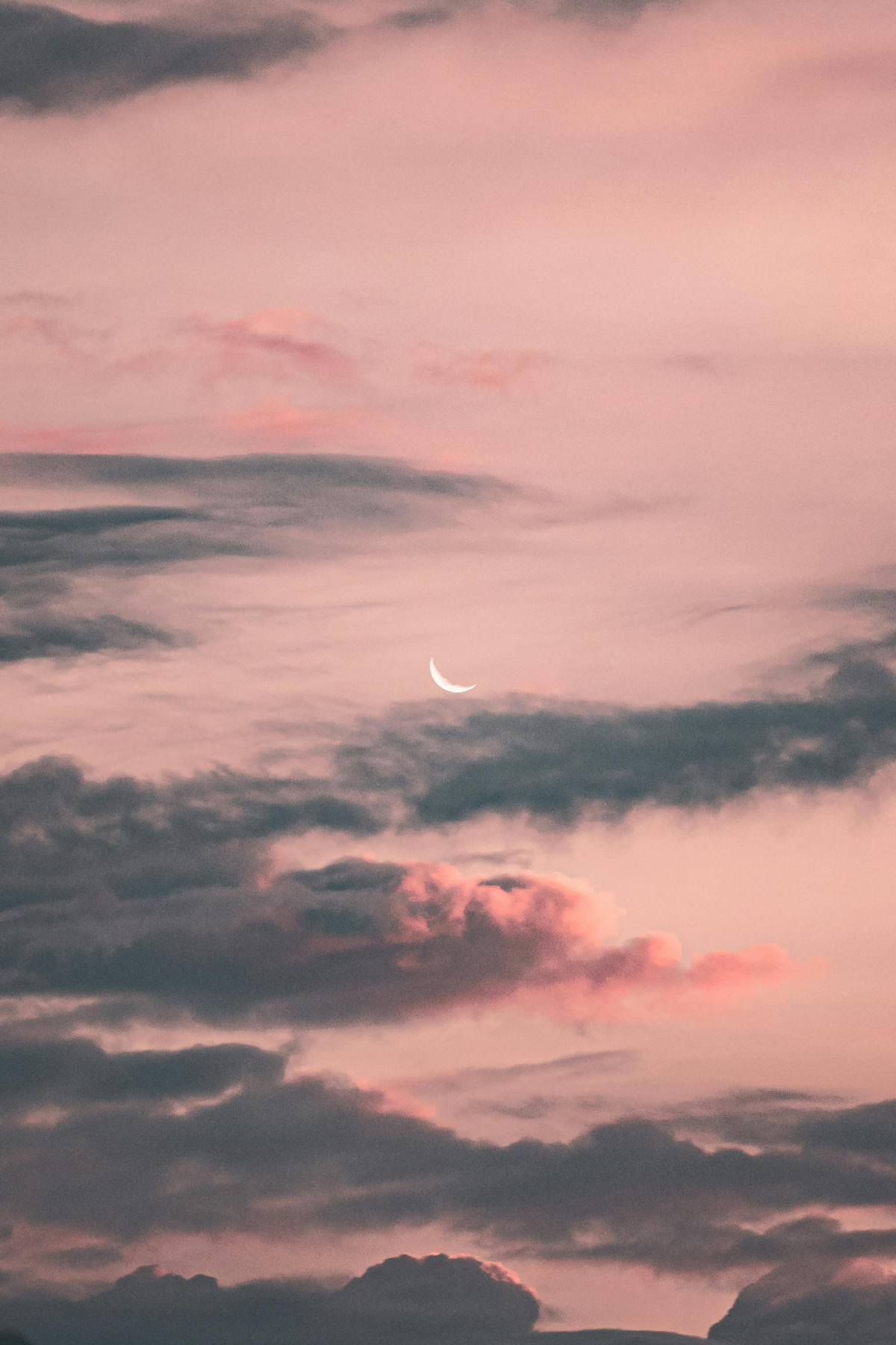 Rosa Himmel mit Mond und Wolken
