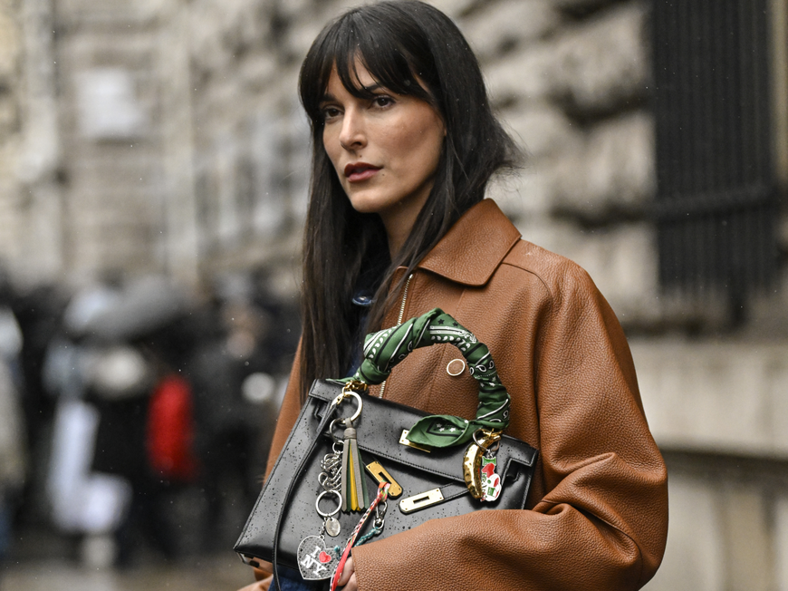 Frau mit Handtasche und Bag-Charms