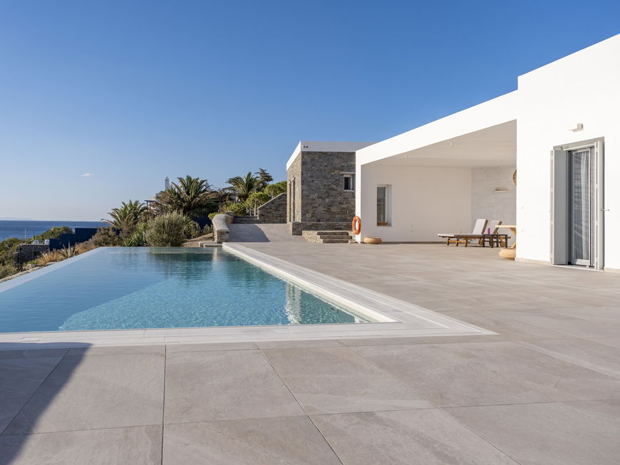 Ein großes Haus mit Pool am Meer
