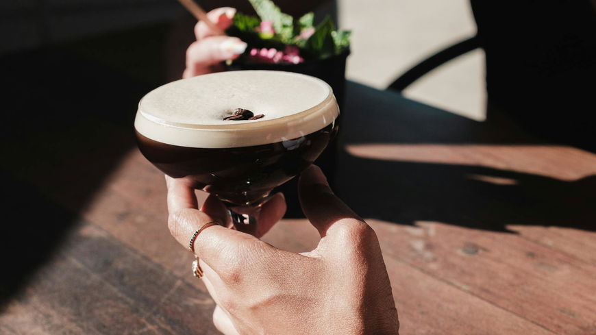 Mit diesem Espresso Martini bekommst du als Gastgeber nur Lob