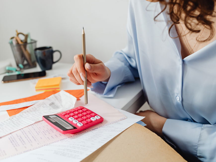 Eine Frau tätigt ihre Finanzen
