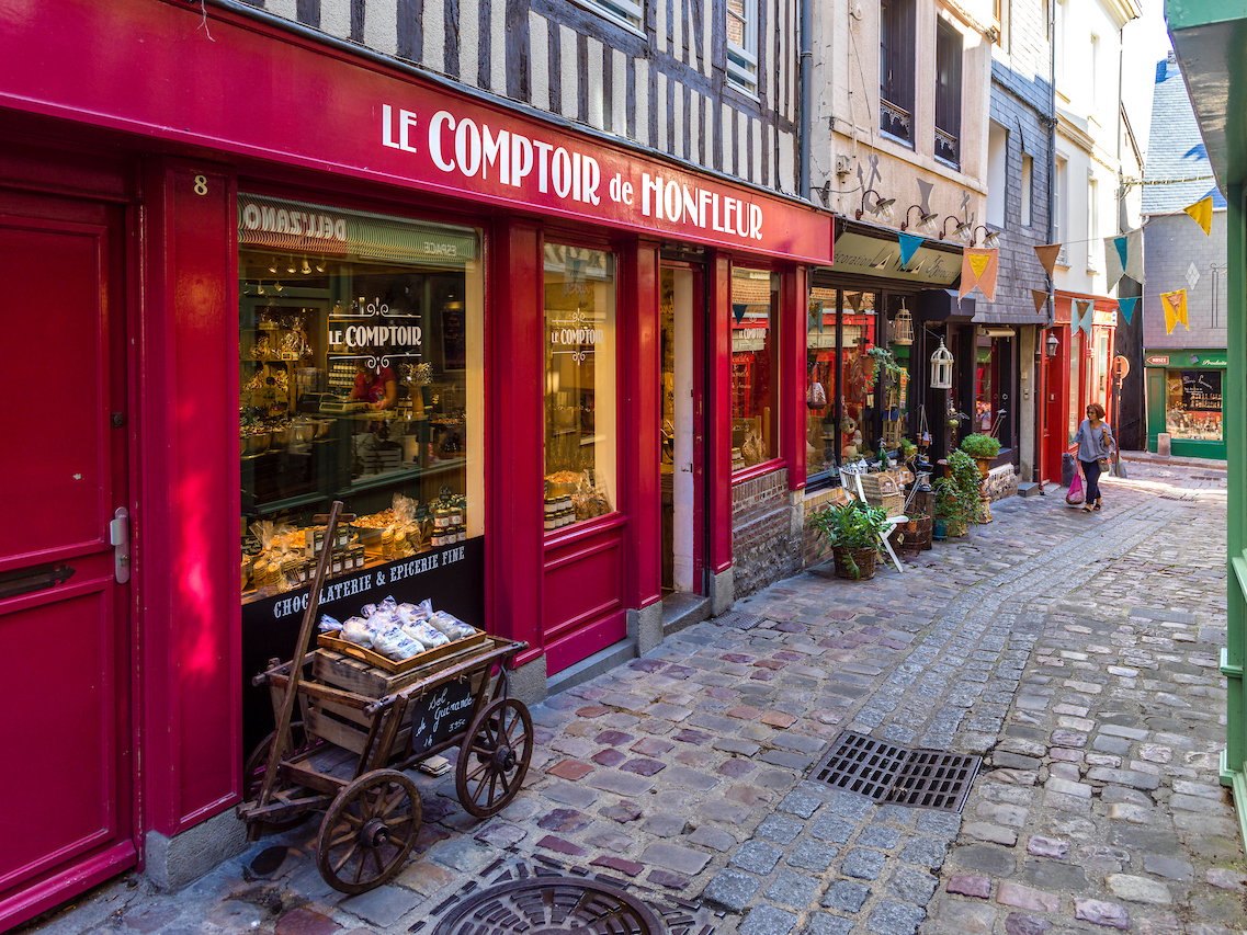 Eine kleine Gasse in Honfleur mit Geschäften.