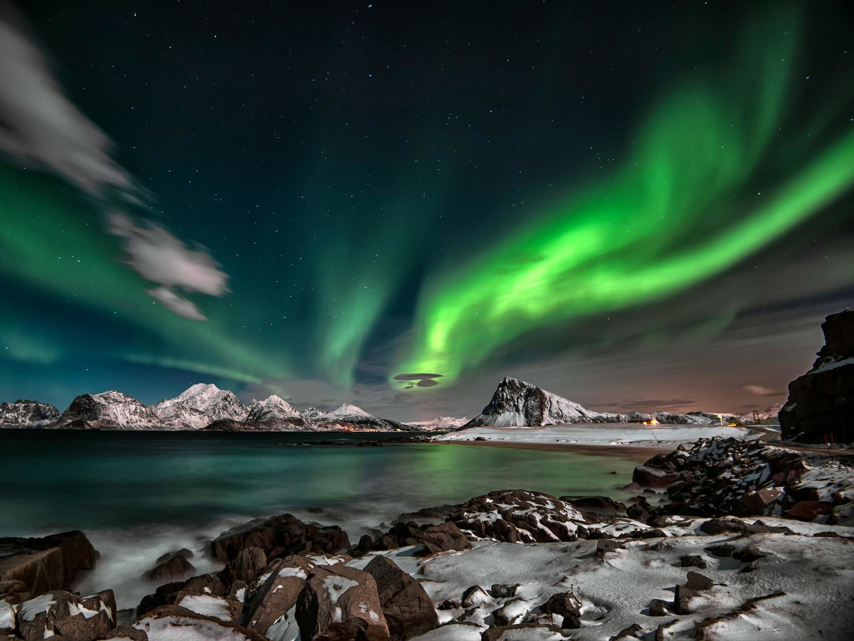 Polarlichter am Himmel über den Lofoten in Norwegen.
