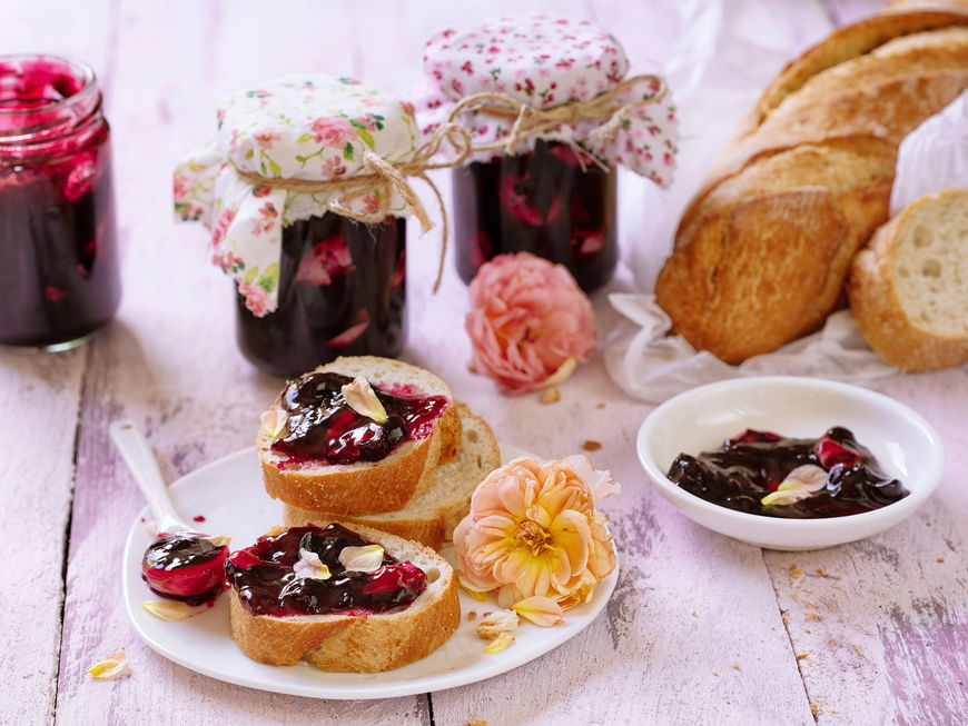 Selbstgemachte Marmelade auf Brot