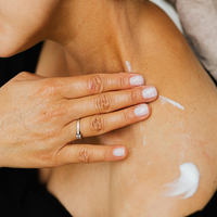 Bodylotions mit Retinol: Diese Körpercremes zaubern straffe Haut an Bauch, Beinen und Co.