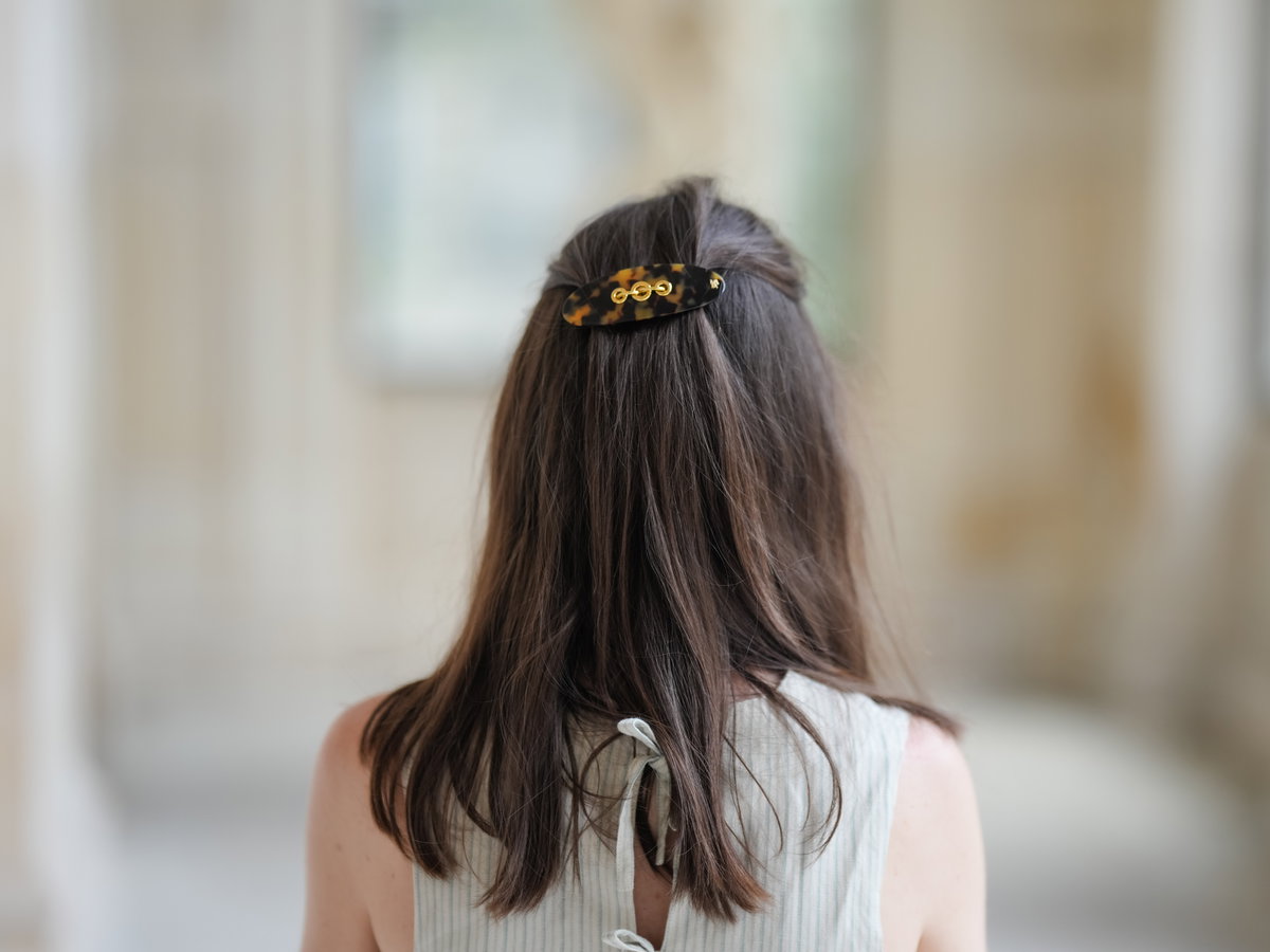 Frau mit Spange am Hinterkopf