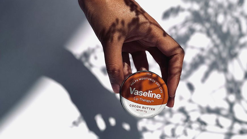 Vaseline ist und bleibt das Beauty-Must-have für reife Frauen – diese Produkte ersetzt sie