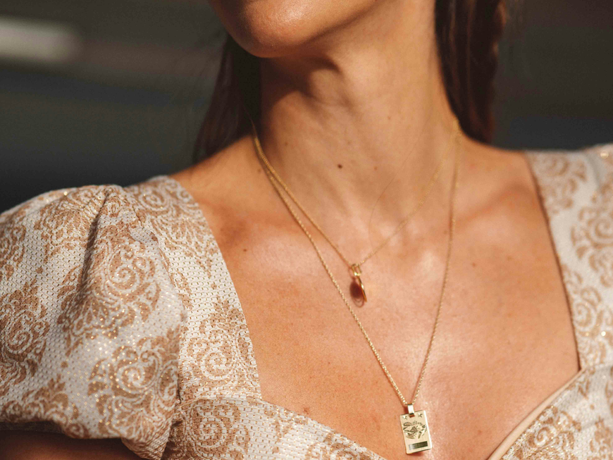 Frau mit Schmuck
