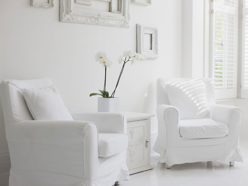 Ein Wohnzimmer in Weiß
