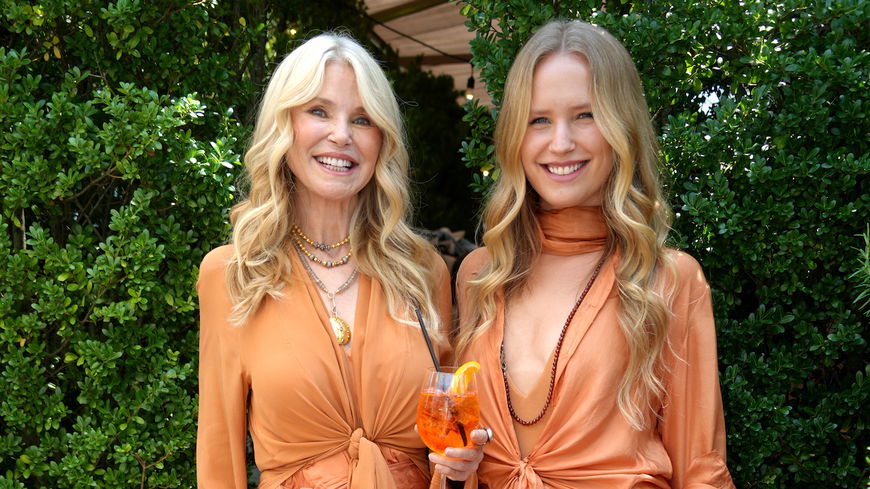 Christie Brinkley strahlt mit Tochter Sailor im Partnerlook um die Wette