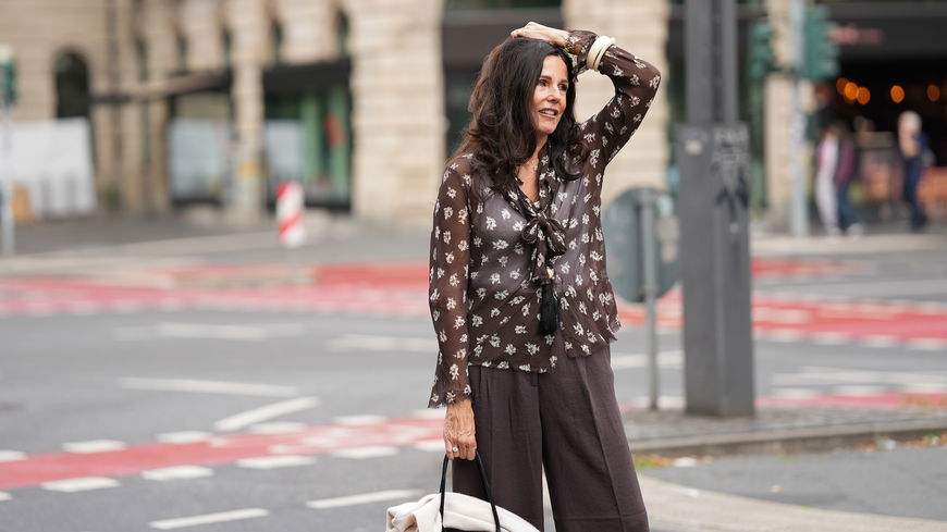 Dunkelbraune Hosen sind das Must-have für einen stylishen Look in diesem Herbst