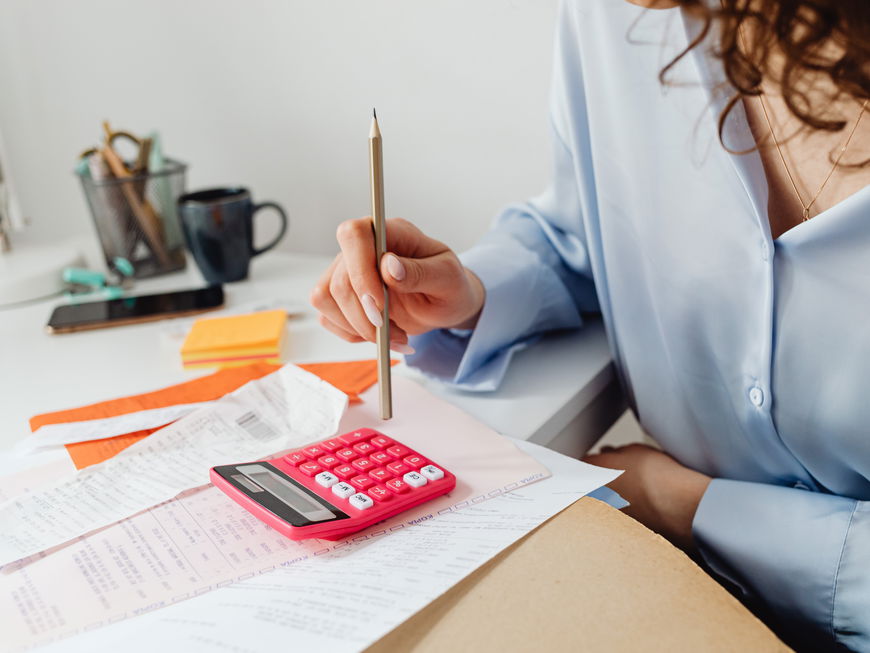 Eine Frau macht ihre Finanzen