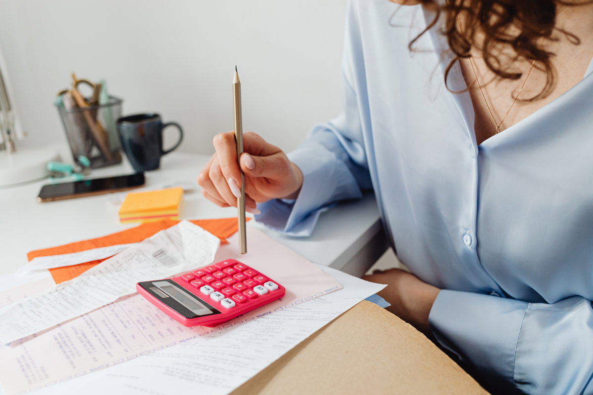Eine Frau macht ihre Finanzen