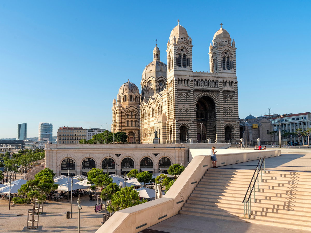 Ein Blick auf die Kathedrale von Marseille mit einem Treppenaufstieg im Vordergrund.