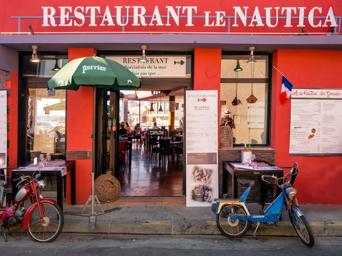 Ein Blick auf den Eingang vom Restaurant Le Nautico mit einer roten Fassade.