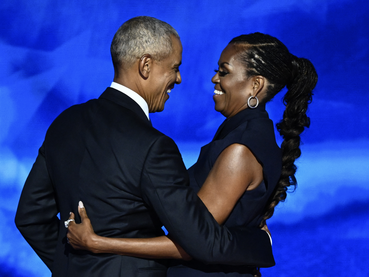 Barack und Michelle Obama halten sich in den Armen