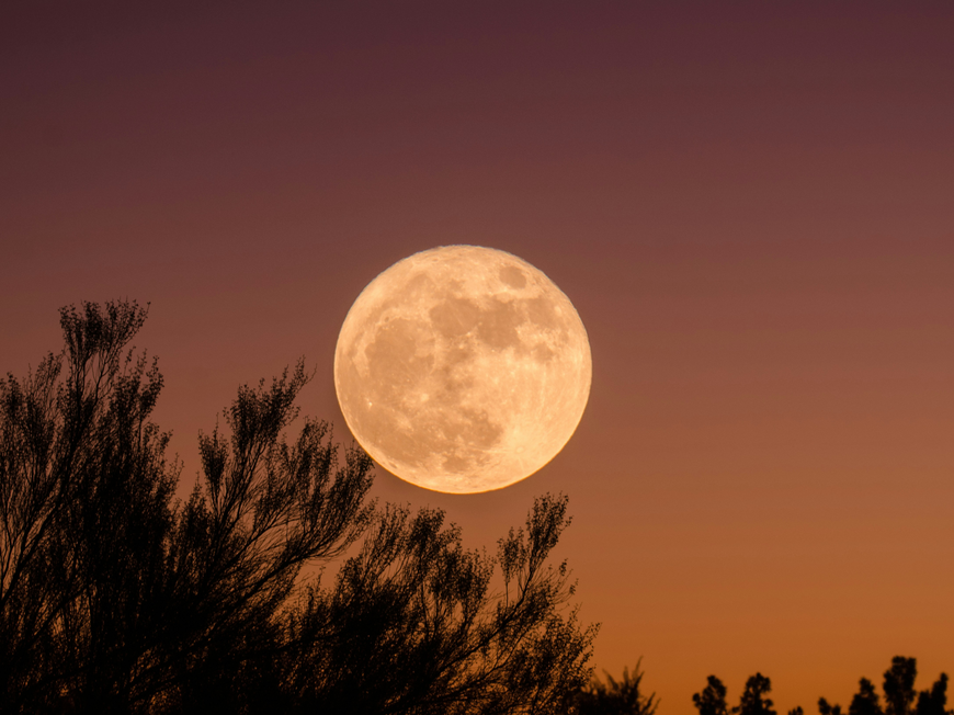 Vollmond an rotem Himmel