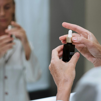 Spicule Skincare: Das neue „Microneedling aus der Tube“ sorgt für straffe Haut ohne Eingriff
