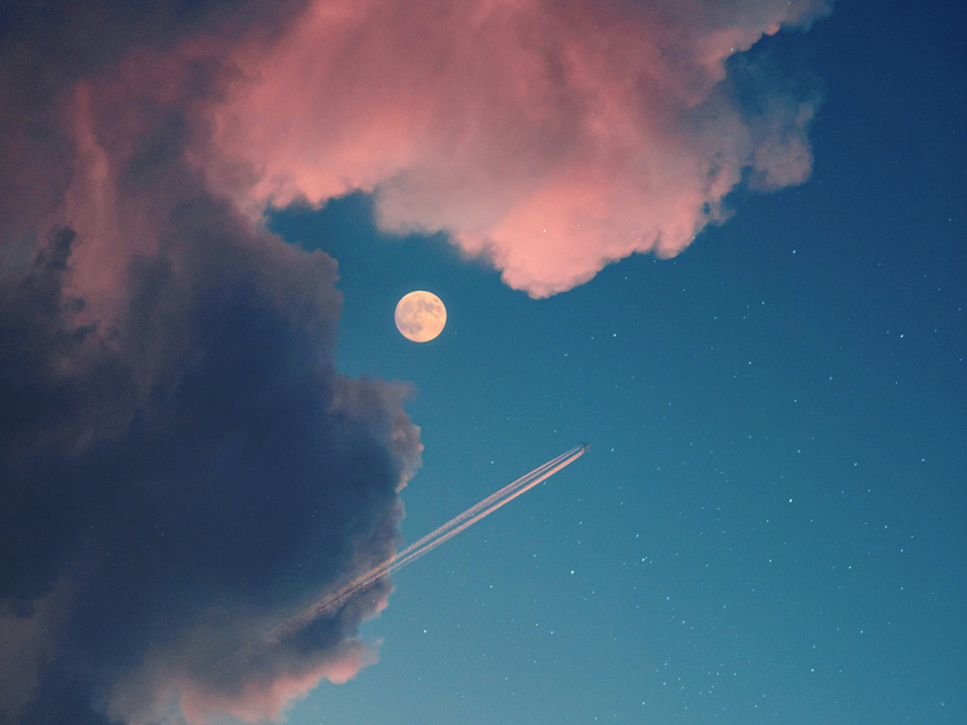 Nachthimmel mit Vollmond, Sternen und Wolken