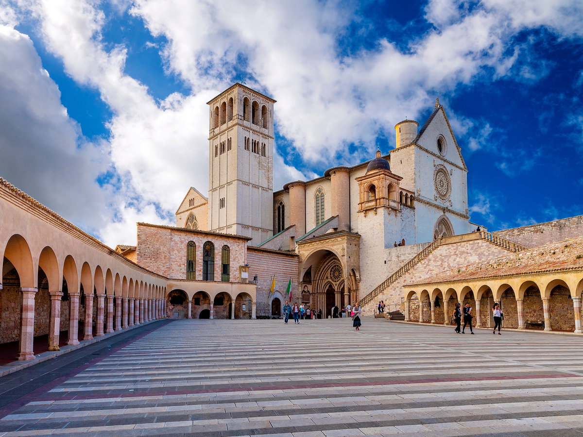 Basilika von Assisi mit hellblauem Himmel.