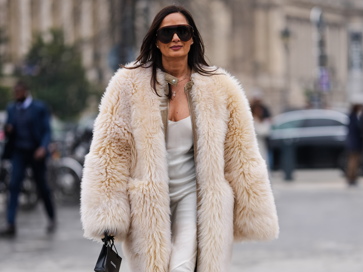 Frau im Fake-Fur-Mantel