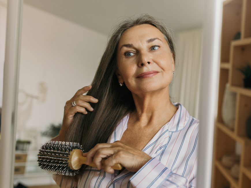 Frau bürstet Haare