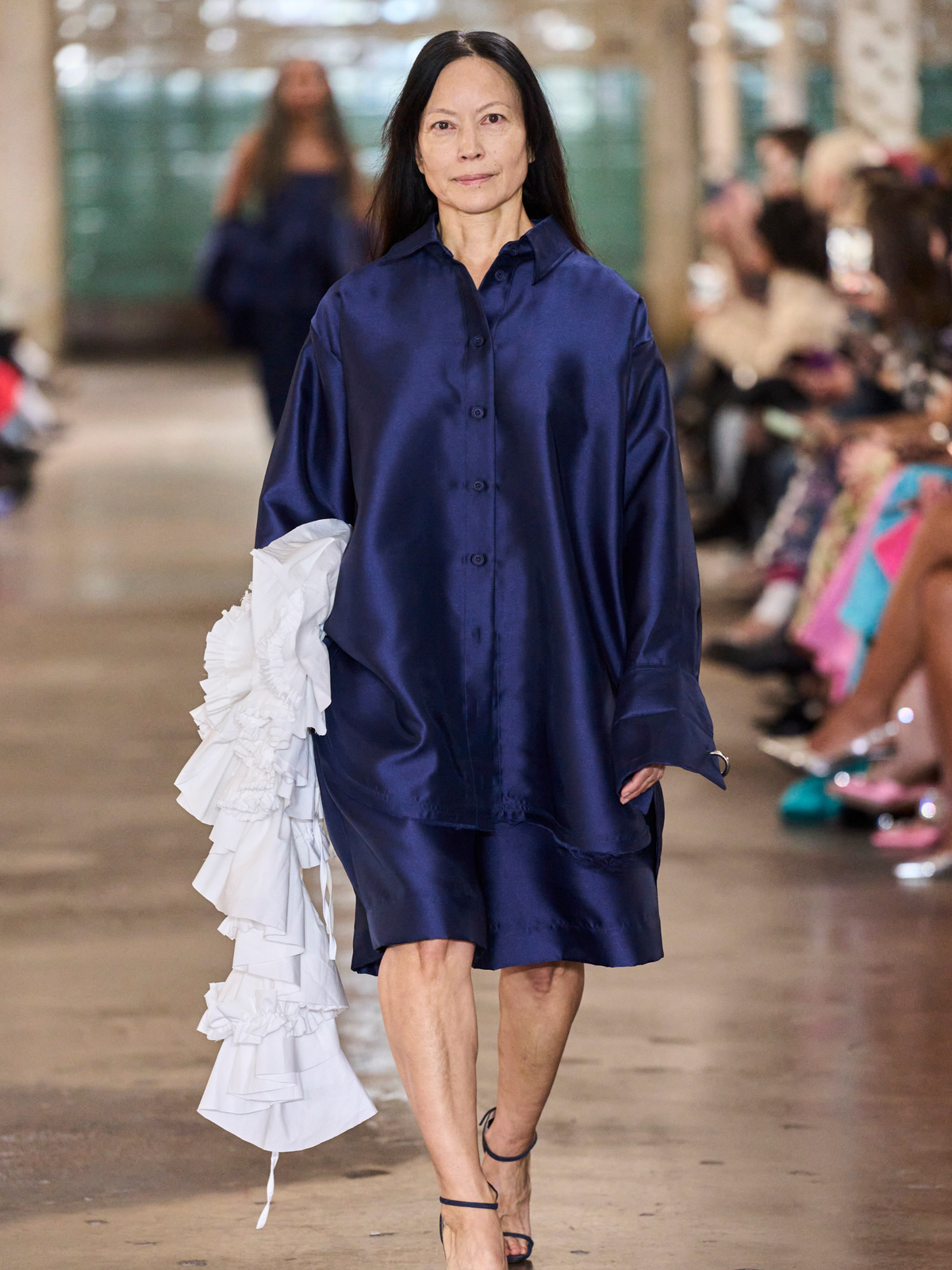 Laufstegmodel für Almeida in Hemdkleid