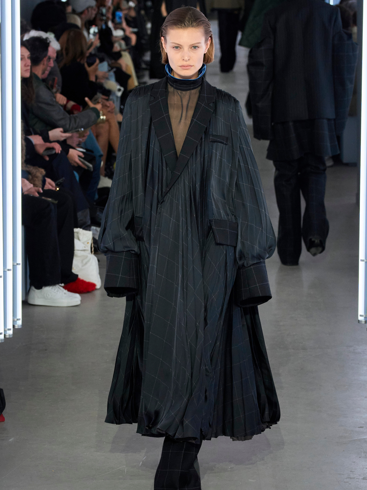 Laufstegmodel für Sacai im Morgenmantel