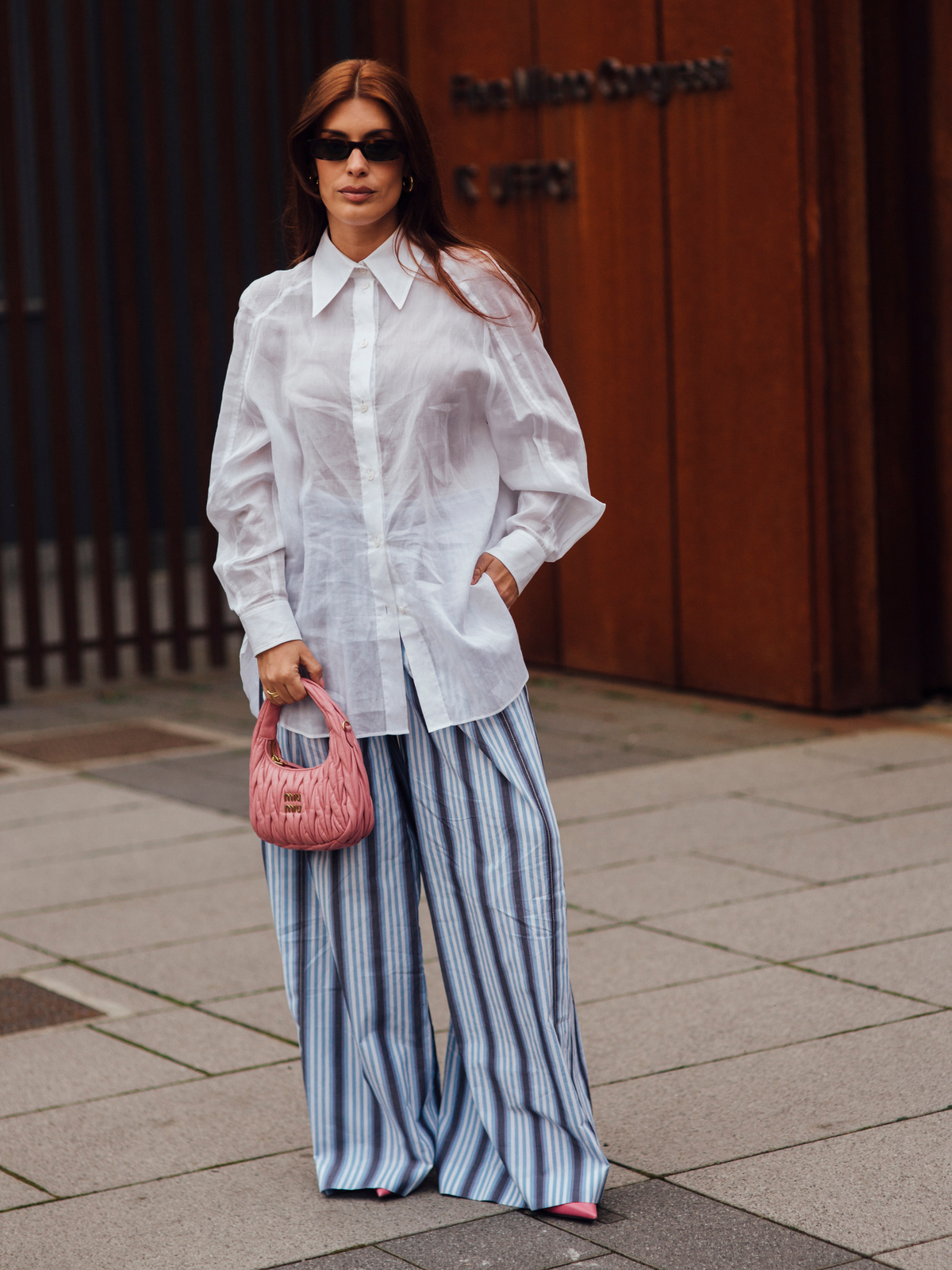 Fashion-Week-Gast in Mailand in Pyjamahose