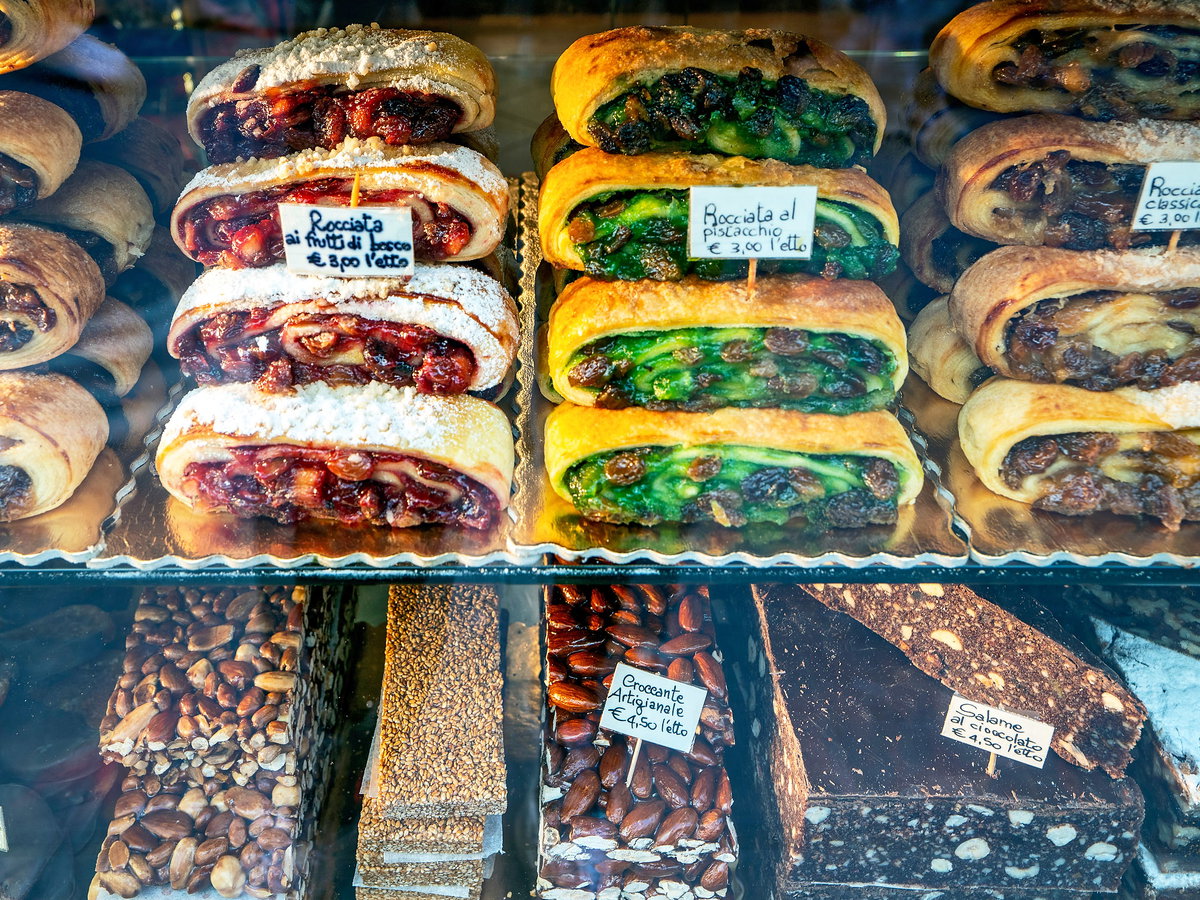 Croccante und Rocciata in einer Theke.