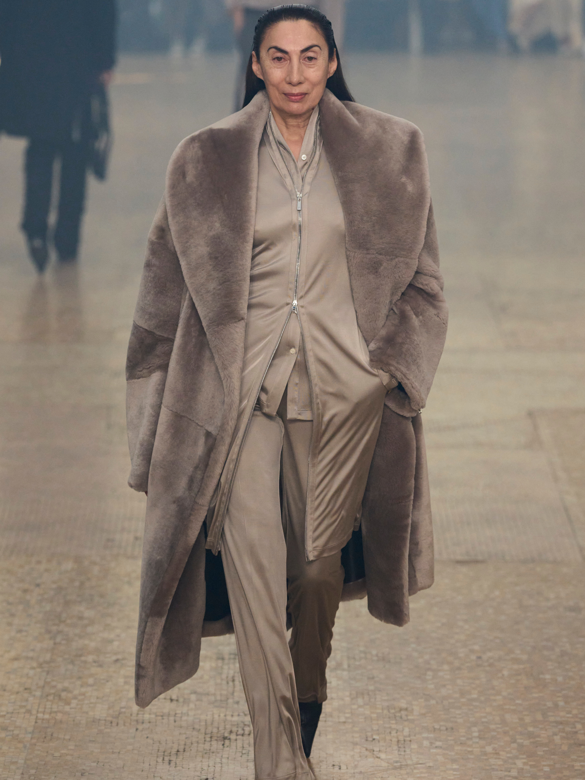 Laufstegmodel für Helmut Lang in Satin-Pyjama