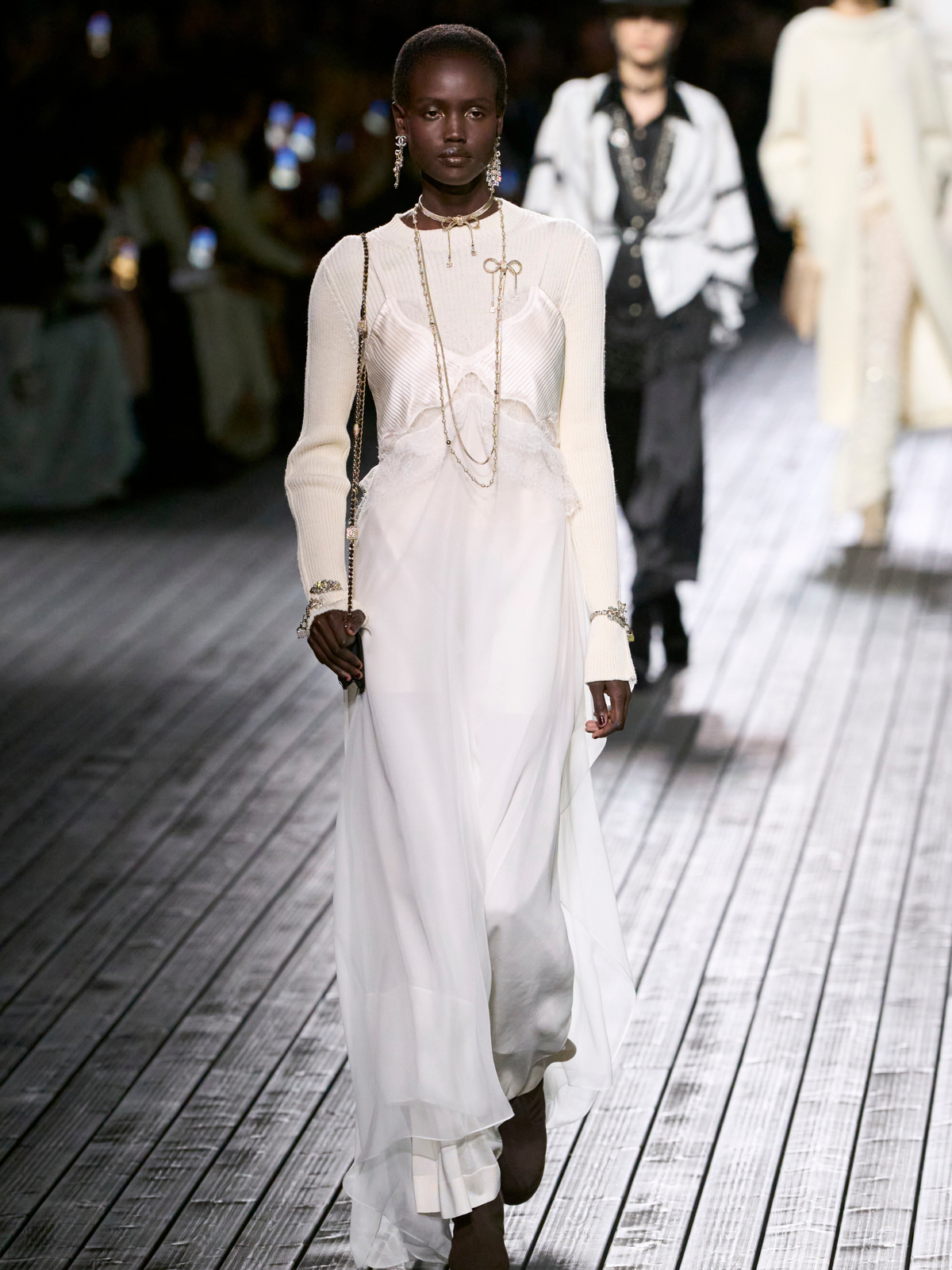 Laufstegmodel für Chanel im Slipdress
