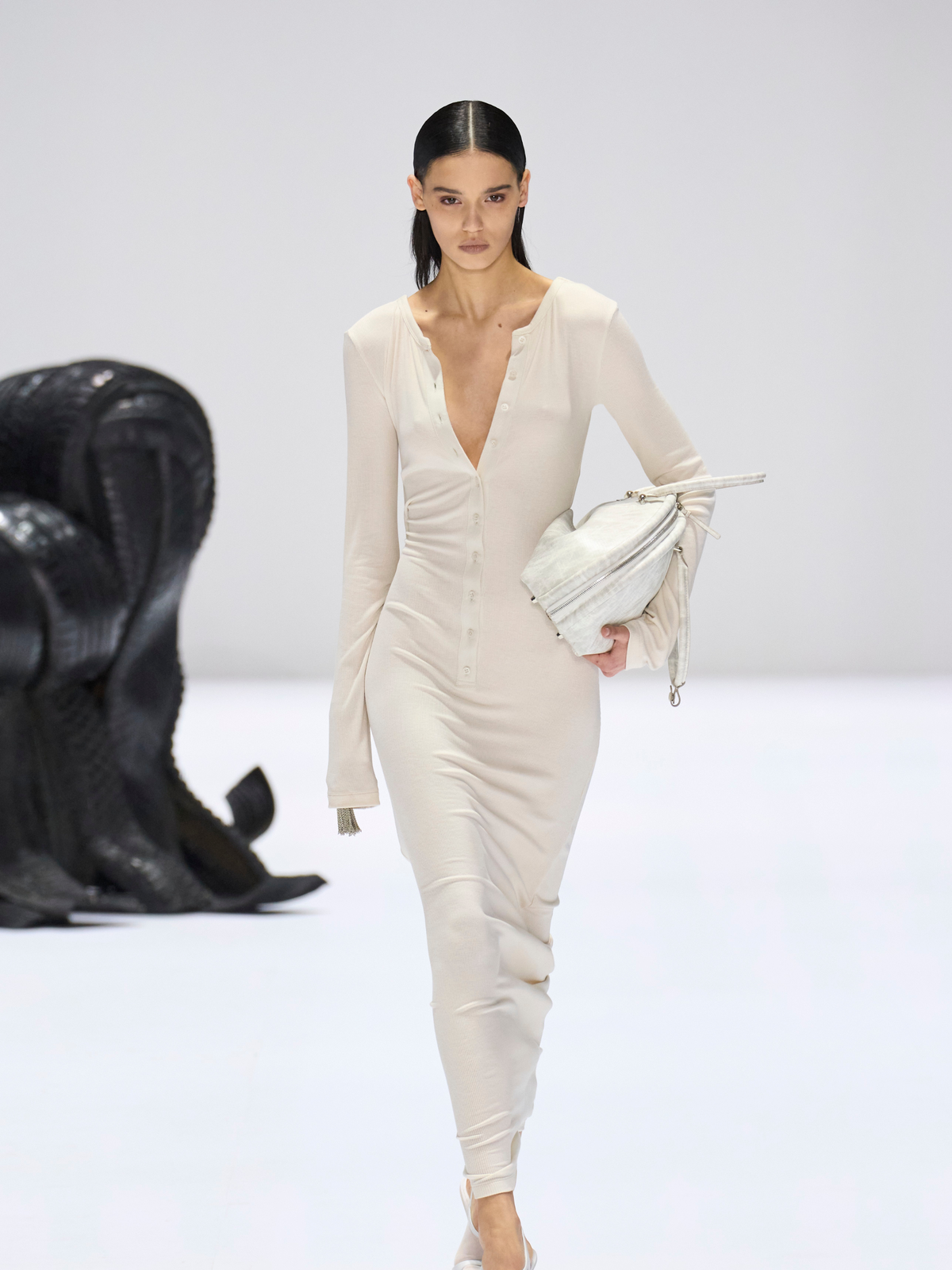 Laufstegmodel für Acne im Feinstrickkleid