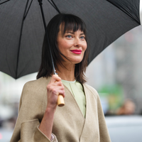 Experten-Tipps von Haar-Stylisten: So strotzt deine Frisur Wind und Regen