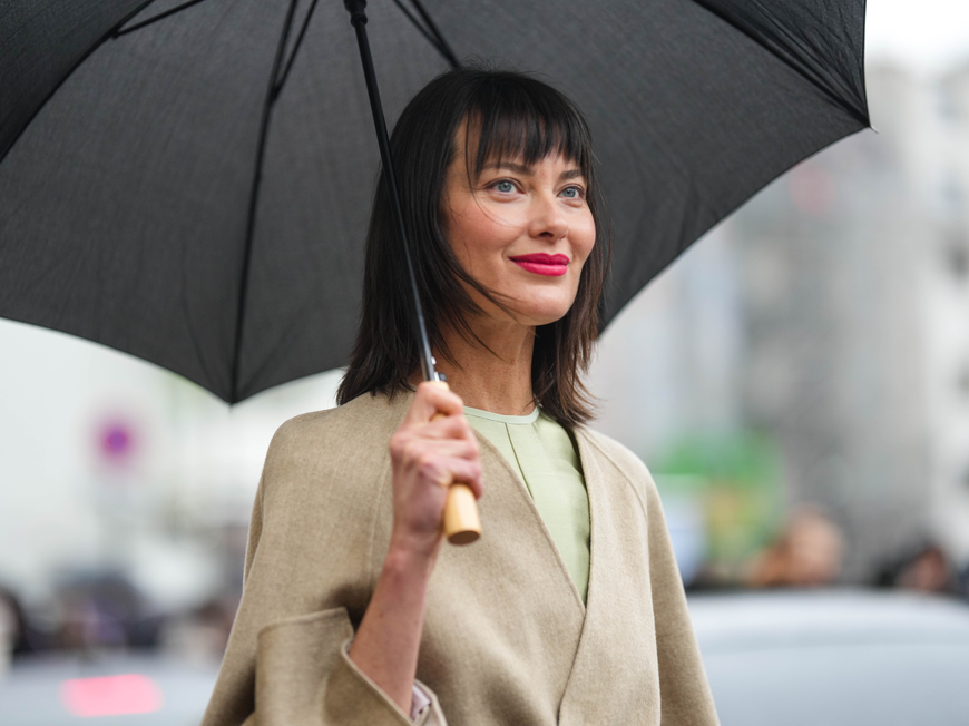Frau mit Regenschirm