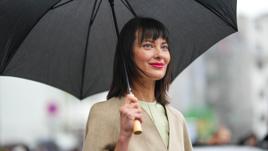 Experten-Tipps von Haar-Stylisten: So strotzt deine Frisur Wind und Regen