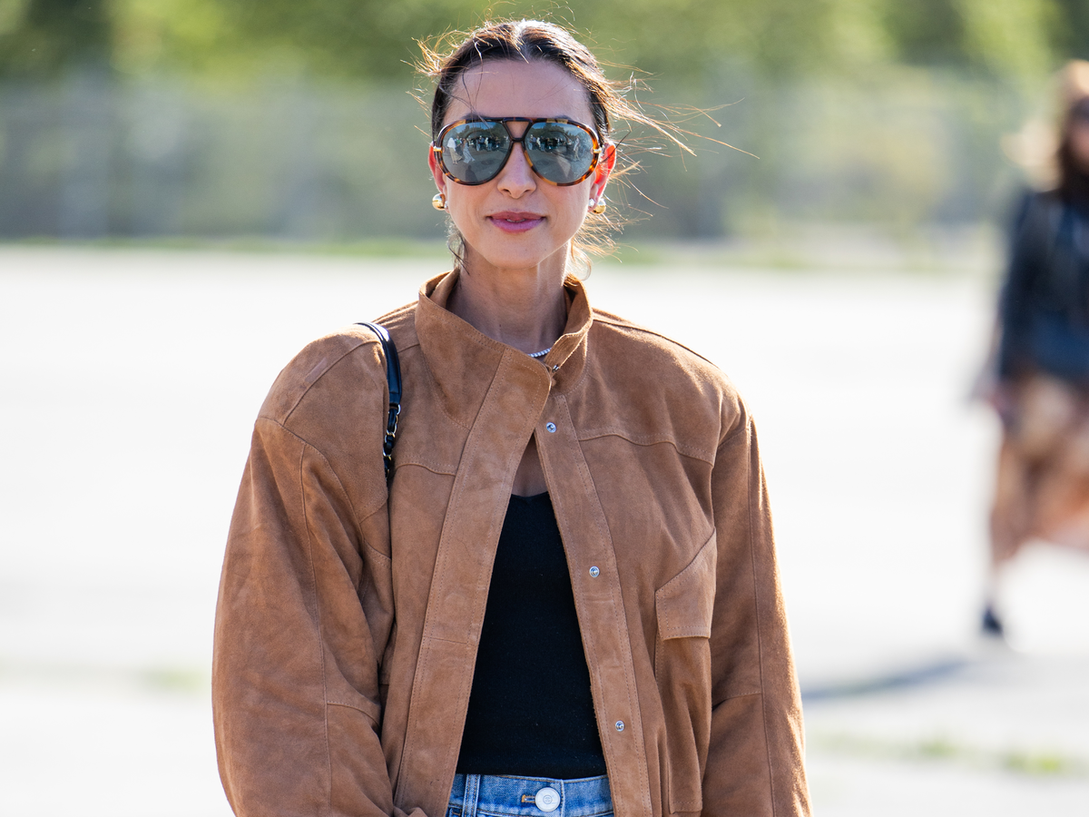 Frau in Wildlederjacke