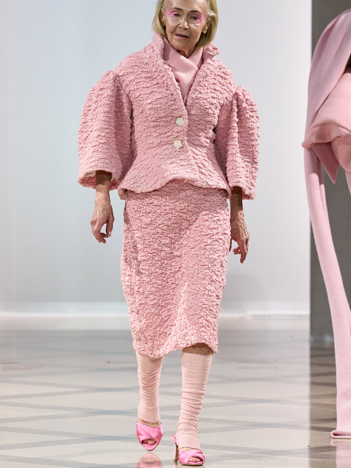Ton-in-Ton-Look mit Kniestrümpfen