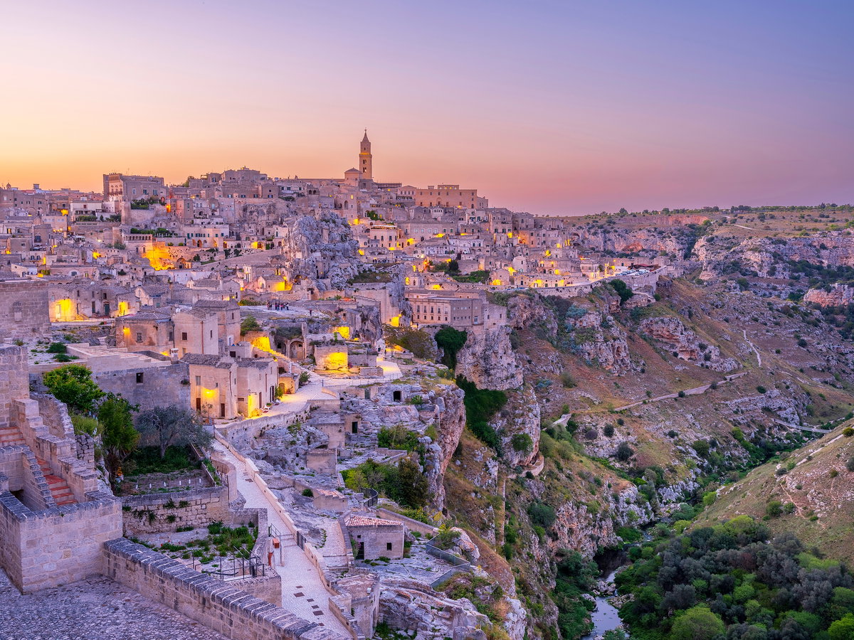 Matera mit vielen kleinen Häusern bei Sonnenuntergang.