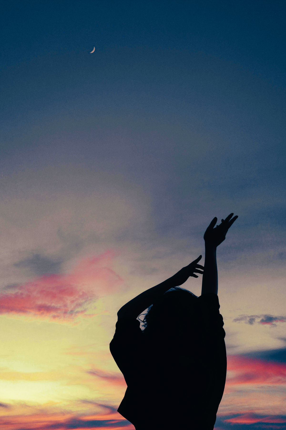 Frau vor Abendhimmel