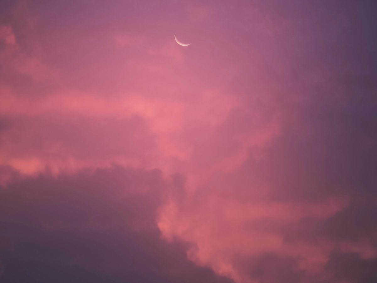Rosa Wolkenhimmel mit Sichelmond