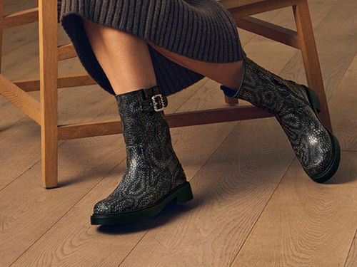 Eine Frau trägt stylische Stiefeletten