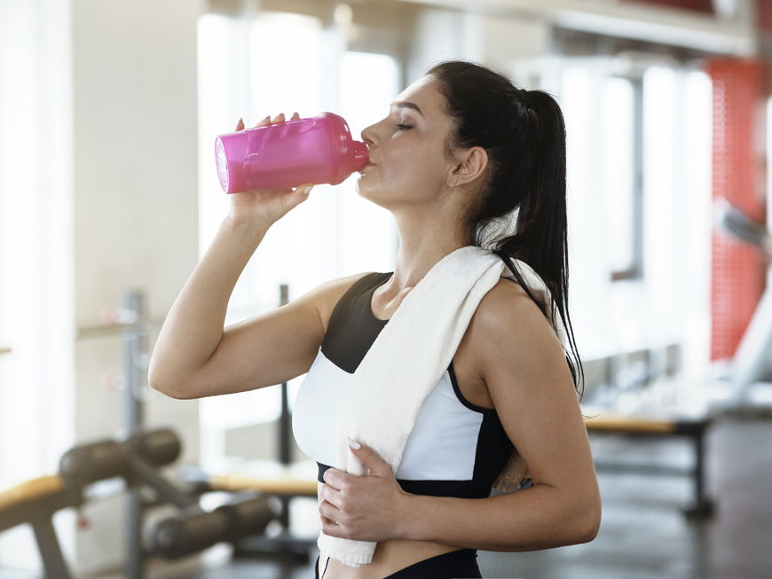 Eine Frau trinkt einen Proteinshake