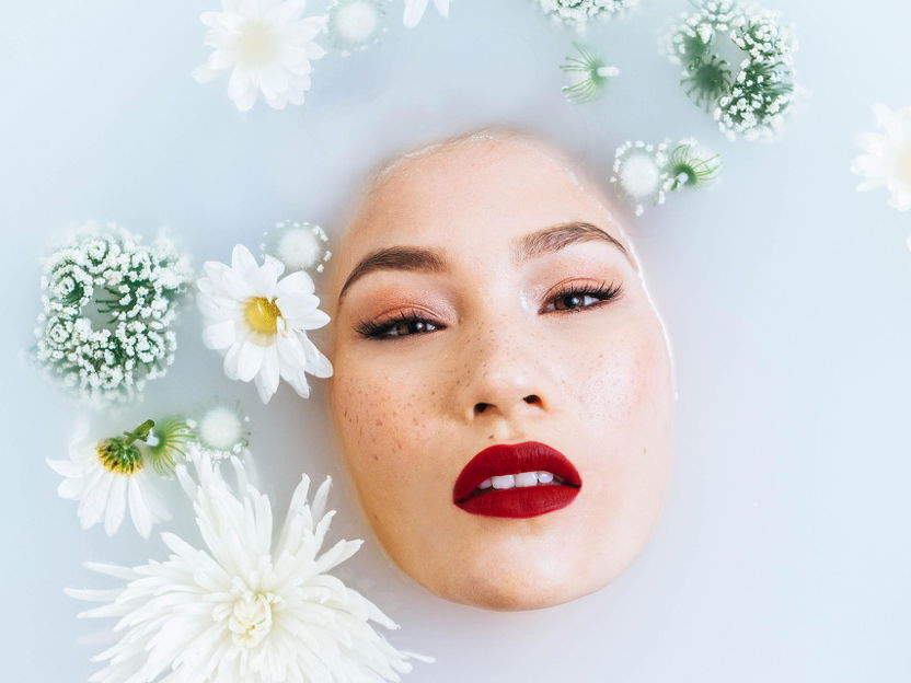 Eine Frau liegt in der Badewanne