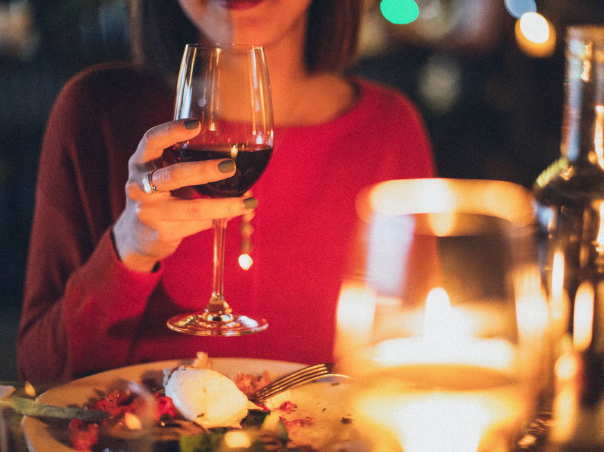 Eine Frau trinkt einen Rotwein