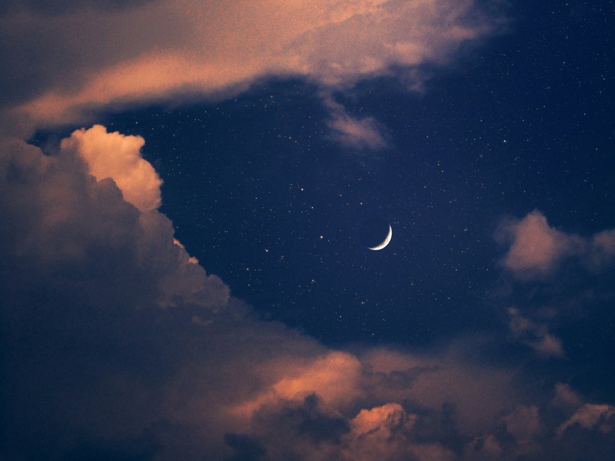 Sternenhimmel mit Mond und Wolken
