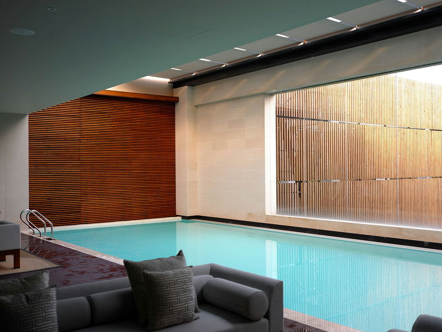Großer Indoor-Pool mit Fensterfront.