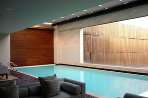 Großer Indoor-Pool mit Fensterfront.