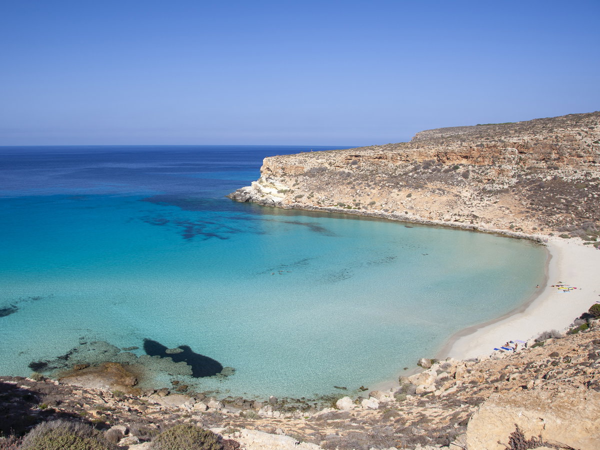 Die Spiaggia dei Conigli auf Lampedusa mit klarem Wasser.