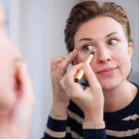 Dieser praktische Trick verhindert das Absetzen des Concealers in den Augenfalten